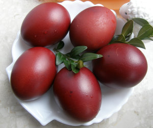 Jajka barwione w wywarze z łupin cebuli