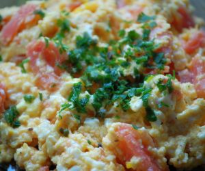 Przepis na jajecznicę na maśle z pomidorami