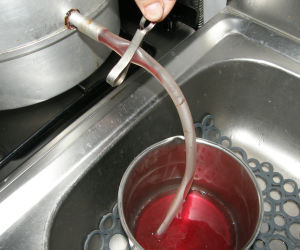 Upuszczanie soku przez rurkę do oddzielnego naczynia